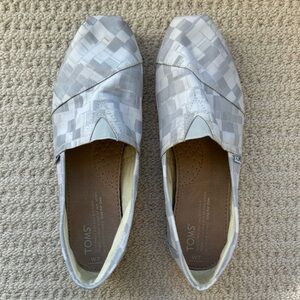 TOMS Classic Dove Satin Paint Print Slip-On Shoes